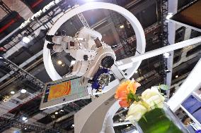 (CIIE) CHINA-SHANGHAI-CIIE-HIGH-TECH PRODUCTS-VISUAL EXPERIENCE (CN)