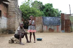 MOZAMBIQUE-MAPUTO-STREET ARTISTS