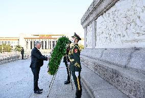 CHINA-BEIJING-CUBA-PRESIDENT-MONUMENT-TRIBUTE (CN)