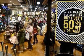 U.S.-LOS ANGELES-BLACK FRIDAY-SHOPPING