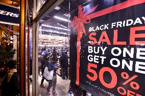 U.S.-LOS ANGELES-BLACK FRIDAY-SHOPPING