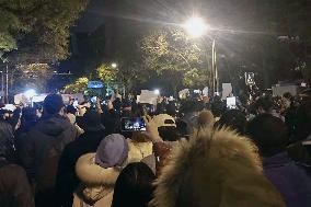Protest against "zero-COVID" policy in Beijing
