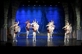 Ukrainalaisen Kiova Grand Balletin Joutsenlampi