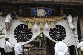 "Shimenawa" rope replacement at western Japan shrine