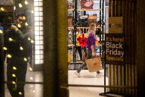 Xinhua Headlines: Inflation clouds U.S. holiday shopping season