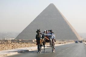 EGYPT-GIZA-PYRAMIDS-TOURISM