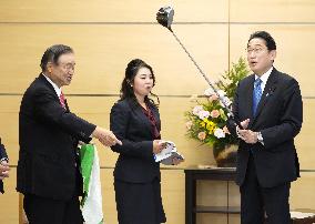 Japan PM Kishida meets JLPGA prize money queen Yamashita