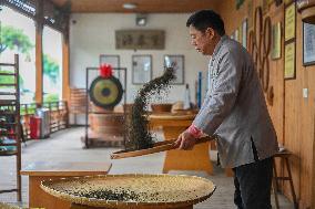 CHINA-FUJIAN-FUZHOU-JASMINE TEA-SCENTING PROCESS (CN)