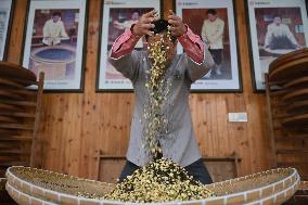 CHINA-FUJIAN-FUZHOU-JASMINE TEA-SCENTING PROCESS (CN)