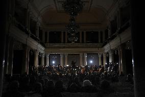 Kyiv orchestra holds concert in dark