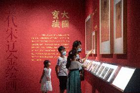 Xinhua Headlines: 17-year-long support for compilation of China's ancient artworks