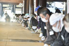 Year-end cleanup at Kyoto temple