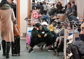 CANADA-VANCOUVER INTERNATIONAL AIRPORT-SNOWSTORM-STRANDED PASSENGERS