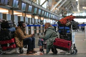 CANADA-VANCOUVER INTERNATIONAL AIRPORT-SNOWSTORM-STRANDED PASSENGERS