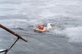 (SP)RUSSIA-VLADIVOSTOK-WINTER SWIMMERS