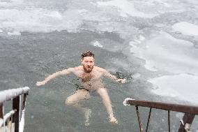 (SP)RUSSIA-VLADIVOSTOK-WINTER SWIMMERS