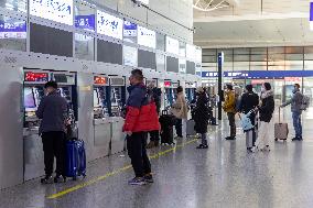 CHINA-SHANGHAI-SPRING FESTIVAL-TRAVEL RUSH-TRAIN TICKETS-SALE (CN)
