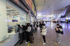 CHINA-SHANGHAI-SPRING FESTIVAL-TRAVEL RUSH-TRAIN TICKETS-SALE (CN)