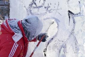 CHINA-HEILONGJIANG-HARBIN-ICE SCULPTURE-COLLEGE STUDENTS-COMPETITION (CN)