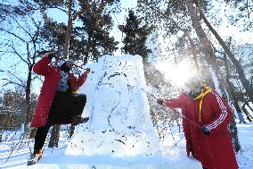 CHINA-HEILONGJIANG-HARBIN-ICE SCULPTURE-COLLEGE STUDENTS-COMPETITION (CN)