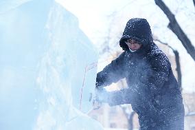 CHINA-HEILONGJIANG-HARBIN-ICE SCULPTURE-COLLEGE STUDENTS-COMPETITION (CN)