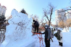 CHINA-HEILONGJIANG-HARBIN-ICE SCULPTURE-COLLEGE STUDENTS-COMPETITION (CN)