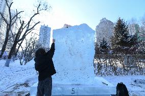 CHINA-HEILONGJIANG-HARBIN-ICE SCULPTURE-COLLEGE STUDENTS-COMPETITION (CN)