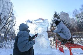 CHINA-HEILONGJIANG-HARBIN-ICE SCULPTURE-COLLEGE STUDENTS-COMPETITION (CN)