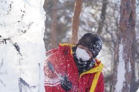 CHINA-HEILONGJIANG-HARBIN-ICE SCULPTURE-COLLEGE STUDENTS-COMPETITION (CN)