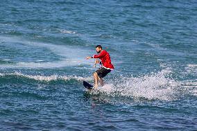 (SP)MIDEAST-GAZA CITY-SURFING