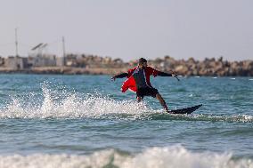 (SP)MIDEAST-GAZA CITY-SURFING