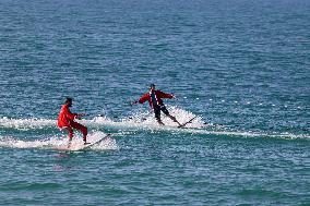 (SP)MIDEAST-GAZA CITY-SURFING