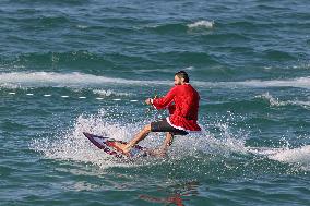 (SP)MIDEAST-GAZA CITY-SURFING