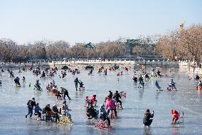 Xinhua Headlines: China sees New Year consumption recovery, eyes 2023 growth