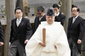 Japan PM Kishida visits Ise Jingu shrine