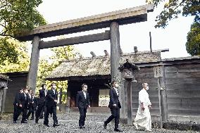 Opposition party head Tamaki visits Ise Jingu shrine