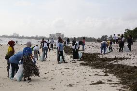 TANZANIA-DAR ES SALAAM-BEACH-CLEAN-UP