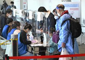 Stricter border control on passengers from COVID-hit mainland China