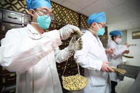 Xinhua Headlines: China spares no efforts in ensuring anti-COVID drug development, supply