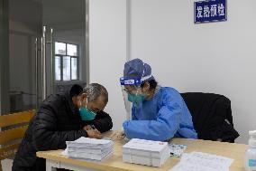 CHINA-SHANGHAI-COMMUNITY HEALTH CENTERS-COVID-19 DRUGS (CN)