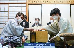 Fujii wins Game 1 of shogi's Osho series