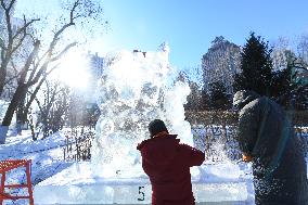 CHINA-HEILONGJIANG-HARBIN-ICE SCULPTURE-COLLEGE STUDENTS-CONTEST (CN)