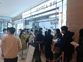 Xinhua Headlines: China's consumption gains steam as shopping, tourism, catering rebound
