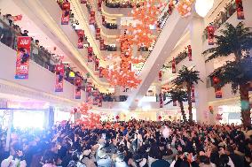 Xinhua Headlines: China's consumption gains steam as shopping, tourism, catering rebound