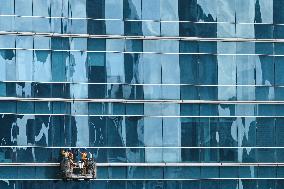 INDONESIA-JAKARTA-SKYSCRAPER-WINDOW CLEANERS