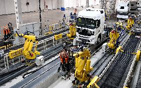 Xinhua Headlines: China's foreign trade hits record high in challenging year
