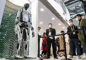 Xinhua Headlines: China's foreign trade hits record high in challenging year