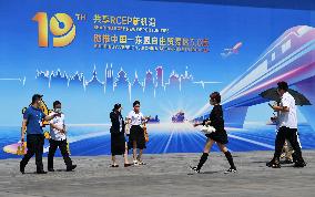 Xinhua Headlines: China's foreign trade hits record high in challenging year