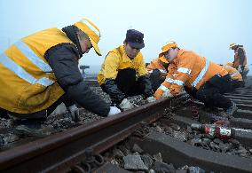 CHINA-ANHUI-HEFEI-SPRING FESTIVAL TRAVEL RUSH-RAILWAY MAINTENANCE (CN)