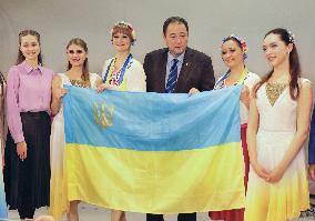 Ukrainian evacuee dancers make donation